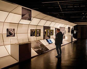 Mann betrachtet Ausstellung