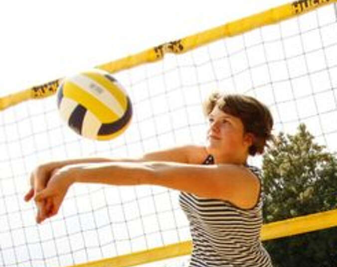 Junge Frau spielt Volleyball