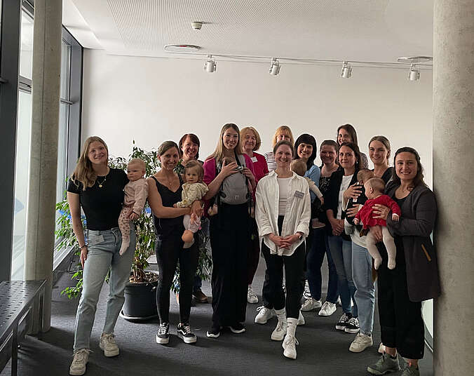 Mitarbeiterinnen mit ihren Kindern in der vhs Friedrichshafen