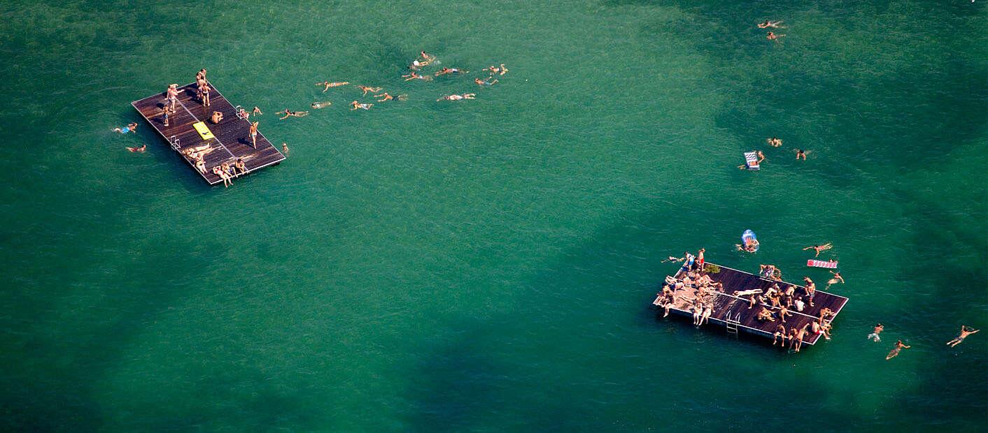 Zwei Badeinseln von oben auf dem See