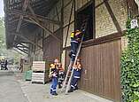 Menschenrettung über tragbare Leitern aus dem 1. OG