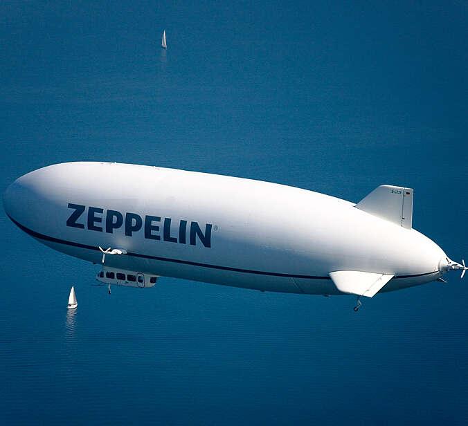 Zeppelin über dem See
