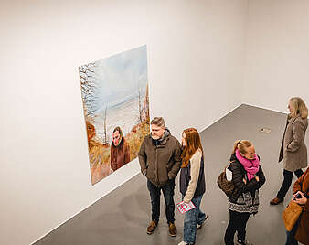Menschen betrachten Kunstwerk