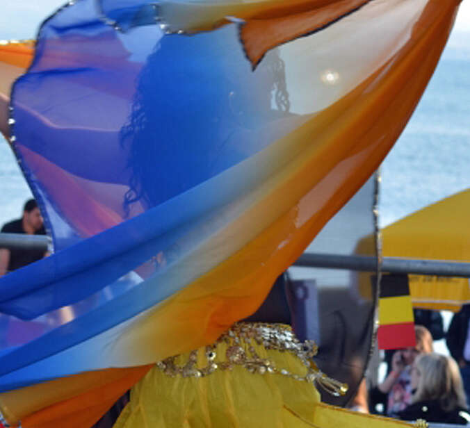 Frauen tanzen auf einer Bühne