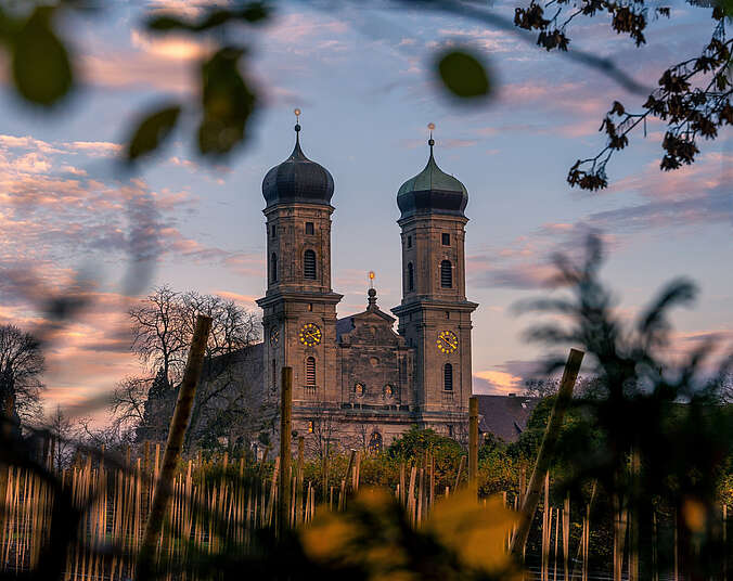 Die Türme der Schlosskirche in der Abenddämmerung.