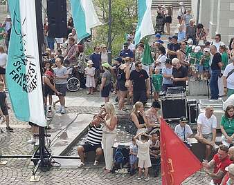 Zuschauer auf Straße mit Seehasenfest-Fahnen