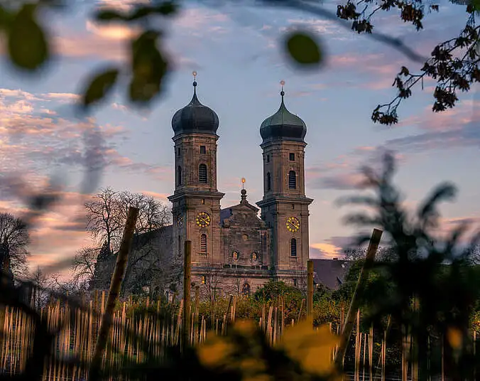 Die Türme der Schlosskirche in der Abenddämmerung.