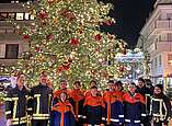 Gruppenbild vor dem Weihnachtsbaum