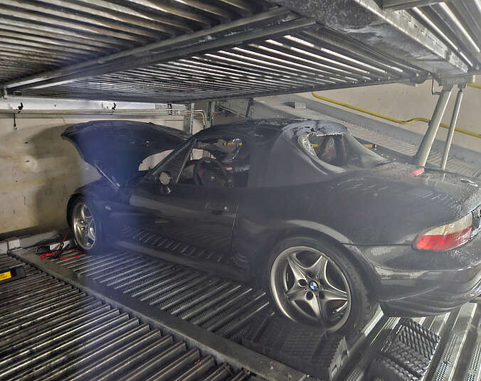Ausgebranntes Auto in Tiefgarage