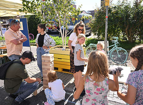 Erwachsene und Kinder im Gespräch
