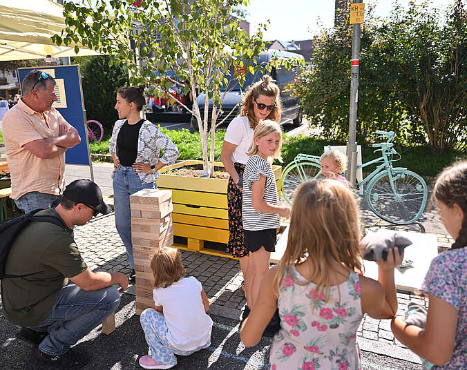 Erwachsene und Kinder im Gespräch