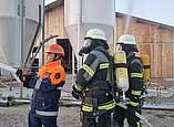 Ein gemeinsamer Trupp der Einsatzabteilung und der Jugendfeuerwehr