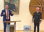 Bürgermeister Andreas Hein hält bei der Offiziersmesse eine Rede und überreicht Präsente der Stadt Friedrichshafen. (Foto: Stadt Friedrichshafen)