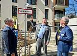 Dieter Stauber (links) und Ralph Erhardt (Mitte) zeigen Stefan Krebs, Beauftragter der Landesregierung für Informationstechnologie, einen KI-gestützten Kamera-Sensor zur Überwachung einer Rettungszufahrt vor einer Kita.