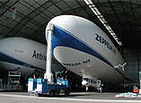 zwei Zeppeline im Hangar