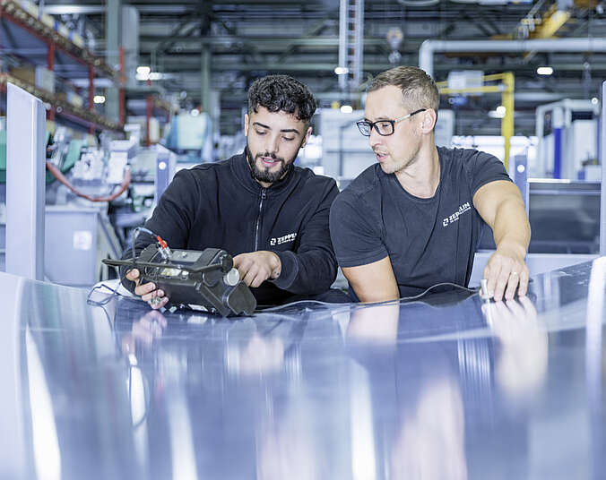 Mitarbeiter bei der Arbeit an einer Maschine