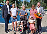 Als 100.000sten Badegast begrüßt wurde Marianne Golor. Sie war mit Gabriele Franke, Mila und Lilly im Frei- und Seebad in Fischbach.
(von links) Detlev Maaß, Christine Kirchner, Marianne Golor, Gabriele Franke und Robert Grammelspacher. Vorne (von links) Lilly und Mila 
