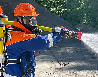 Spritzen mit dem Schlauch. (Foto: Feuerwehr Ailingen Ailingen)