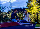 Mädchen und Junge sitzen auf Boot