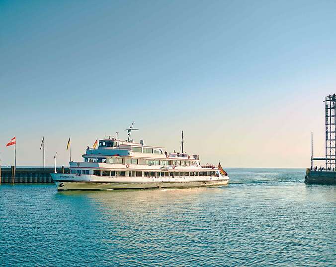 Schiff in der Hafeneinfahrt