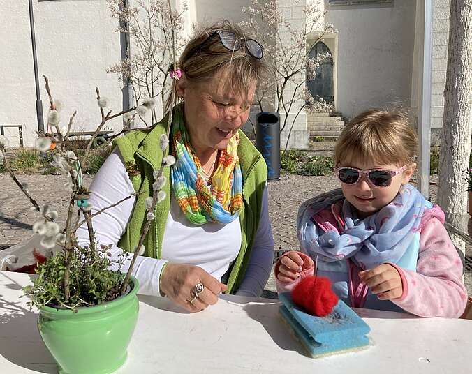 2 Personen basteln Filzeier