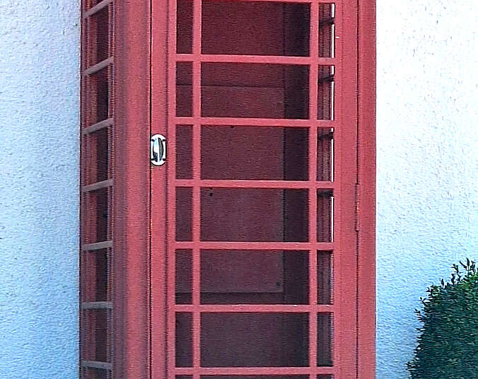 Foto einer roten Telefonzelle