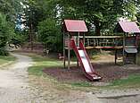 Spielplatz mit Klettergrüst und Rutsche