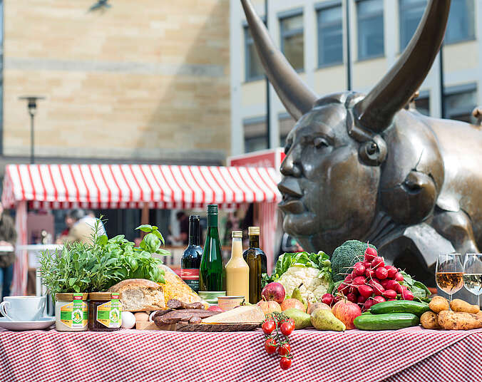 Marktstand vor Brunnnen Adenauerplatz