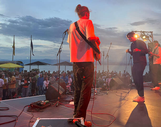 Band auf Bühne am Ufer