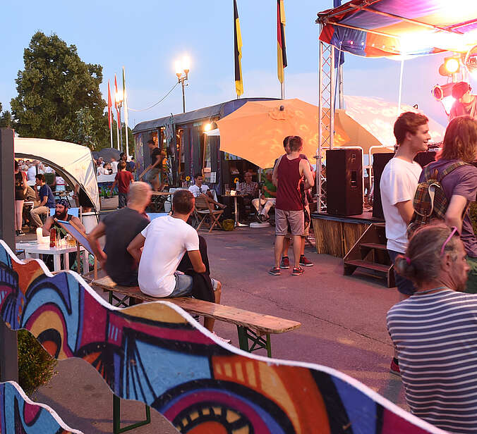 Viele Besucher beim Festival am See.