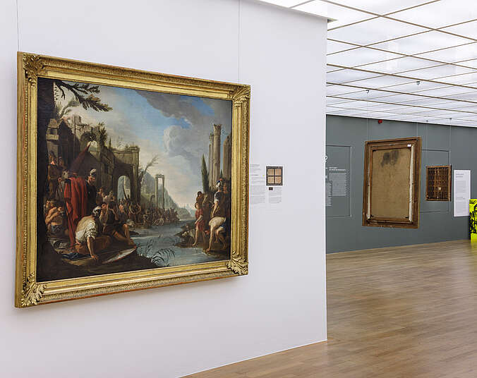 Auf dem Foto ist eine Ausstellungsansicht der Ausstellung "Eigentum verpflichtet." zu sehen. Links im Vordergrund hängt ein großes Gemälde an der Wand. Rechts im Hintergrund sieht man mehr von der Ausstellungsfläche.