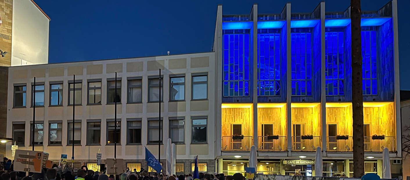 blau gelb beleuchtetes Rathaus Friedrichshafen