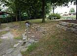 Spielplatz mit Tischtennisplatte.