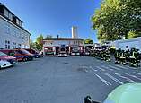 Fahrzeuge und Mannschaft am Feuerwehrhaus Ailingen