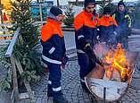 Die Jugendlichen beim anfeuern der Feuerstelle 