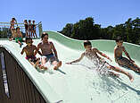 Kinder auf der Wasserrutsche.