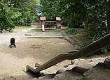 Spielplatz mit zwei Rutschen und Klettergerüst