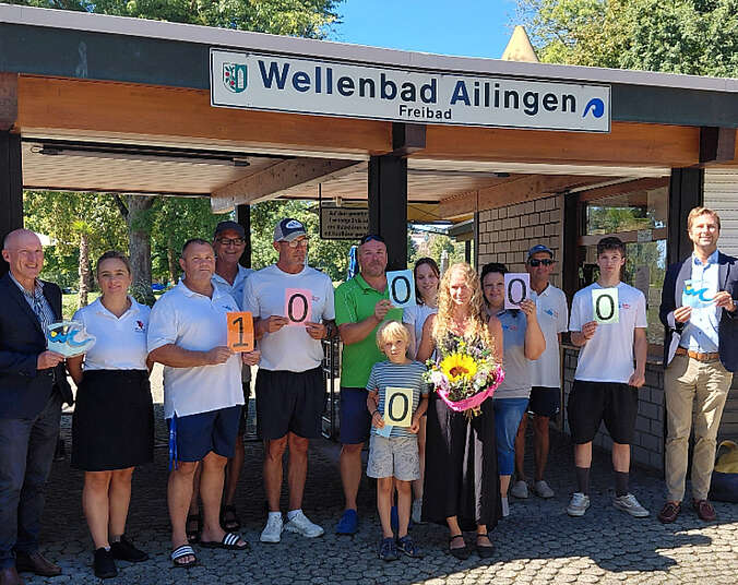 eine Gruppe Menschen vor dem Eingang des Wellenfreibades Ailingen