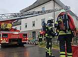 Drehleiter führt Menschenrettung durch