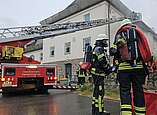 Drehleiter führt Menschenrettung durch