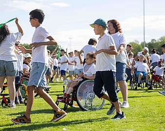 Kinder laufen im Stadion