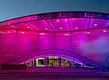 Museumgebäude von außen beleuchtet