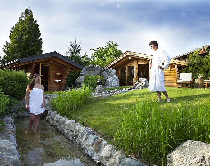 2 Personen im Bademantel im Wellness-Garten des Naturresorts Gerbehof