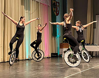 4er-Einrad-Gruppe auf der Bühne