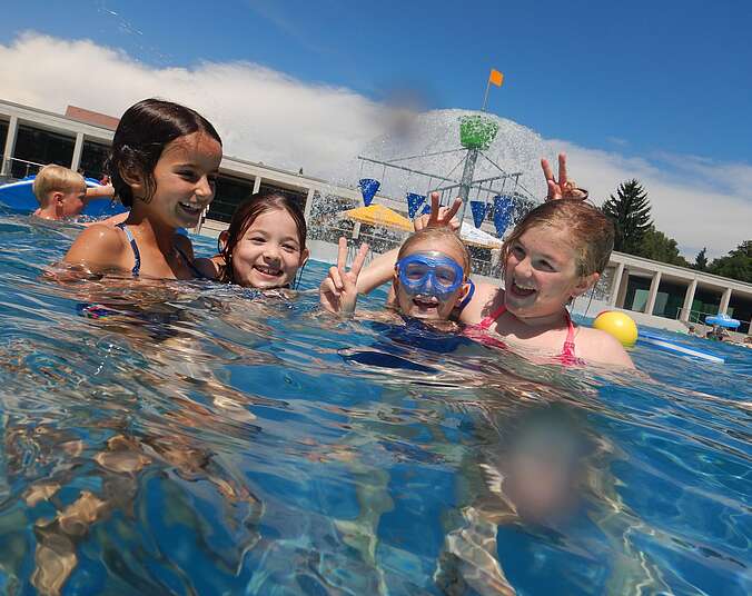 Kinder plantschen im Wasser