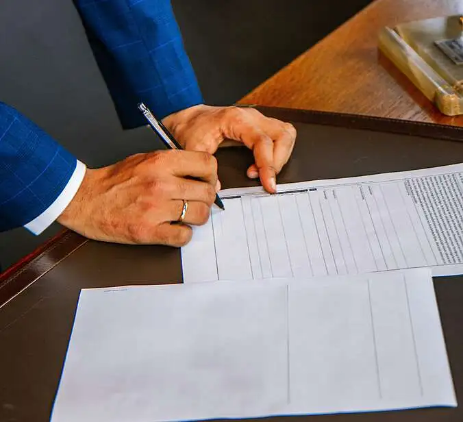 Mann unterschreibt ein Papier