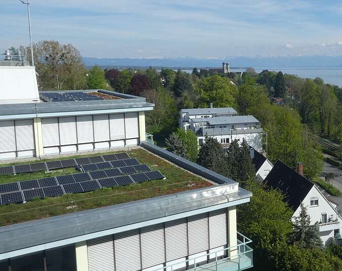 Luftbild Friedrichshafen, im Vordergrund Flachdach mit PV-Anlage und Begrünung