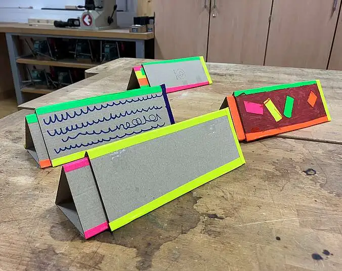 Selbstgebastelte Lochkameras auf einem Tisch.