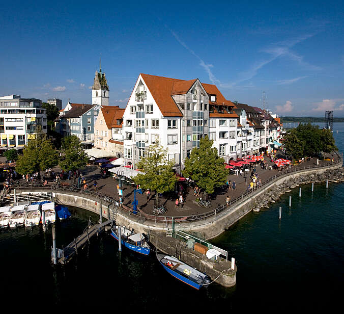 Luftaufnahme Stadt Friedrichshafen vom Bodensee aus auf Gondelhafen und Innenstadt