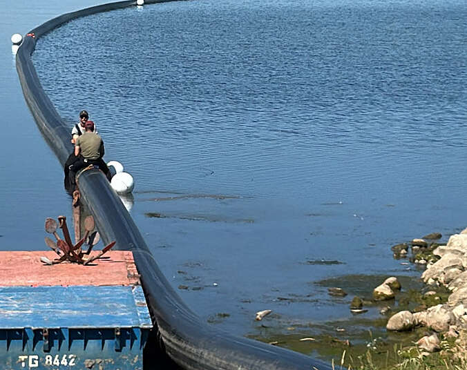 Leitung die durch den See geht